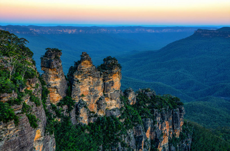 惊人的澳大利亚风景和三姐妹岩石形成在蓝色山在日落