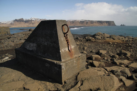 在冰岛, Dyrhlaey, Reynisfjara 海滩的黑色沙滩。海洋海滩上的岩石和悬崖。冰岛南海岸的一个热门景点