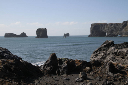 在冰岛, Dyrhlaey, Reynisfjara 海滩的黑色沙滩。海洋海滩上的岩石和悬崖。冰岛南海岸的一个热门景点