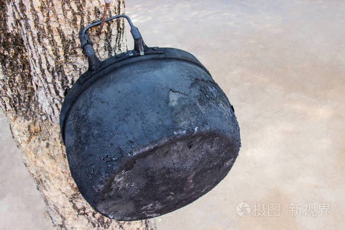 老黑锅在通过烹饪很长一段时间挂在树上