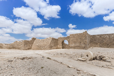 Avdat 纳巴泰城的堡垒城墙, 位于以色列犹太沙漠的香路上。它被列入联合国教科文组织世界遗产名录