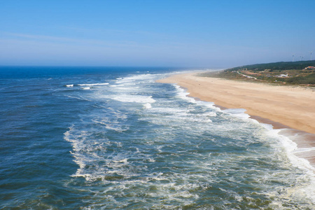 查看在 Nazare 大西洋海岸和沙滩葡萄牙