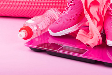 粉红色背景的女式鞋, 衣服和配件, 粉红色的健身