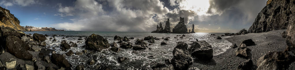 黑沙滩在冰岛, Reynisfjara 海滩附近的 Vik。海洋海滩上的玄武岩岩石和悬崖。冰岛南海岸的一个热门景点