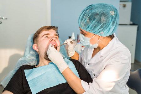 牙医做牙科治疗的病人