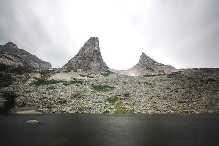 parabala 的山在 Ergaki 与湖的看法