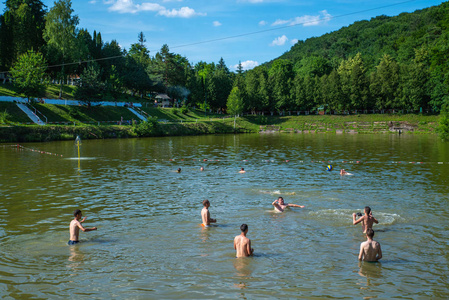 乌克兰, 利沃夫9 2018年6月 在阳光明媚的夏日, 人们在湖中游泳