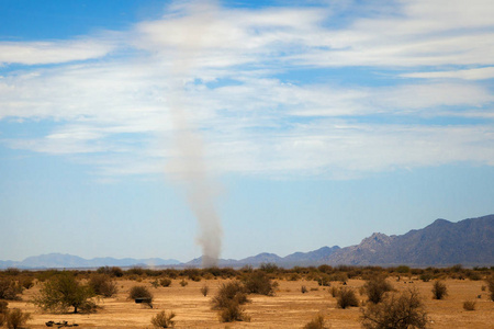 在亚利桑那州的沙漠中, 在马里科帕附近的菲尼克斯和犹马之间的一个高接触尘魔鬼的水平图像。远处的沙漠地面上可以看到一条可见的热量线