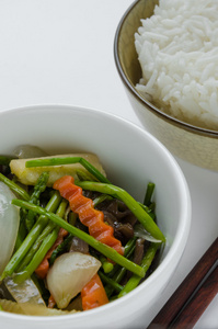炒蔬菜和米饭为素食餐