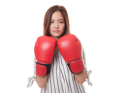 年轻的亚裔女子和红色拳击手套