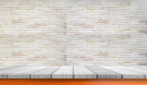 木桌和模糊的水泥墙背景