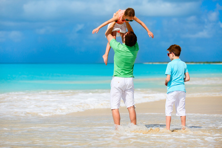 父亲与孩子们在海滩上