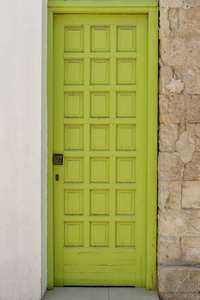 老木绿色门在 Rethymnon。希腊