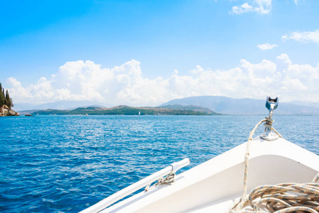 小船弓在蓝色地中海海航行在夏天假期。美丽的泻湖与帆船。船和光在双体船甲板上, 运动和放松的概念