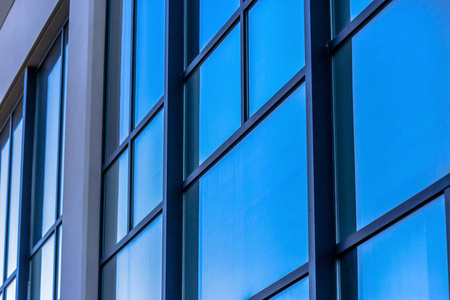现代办公大楼玻璃窗格图片