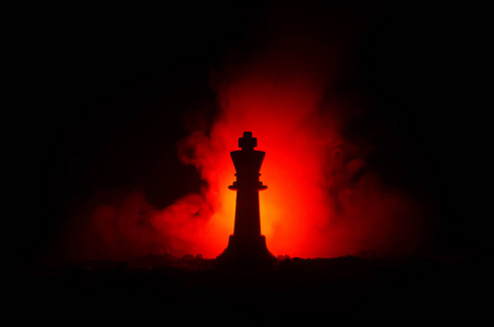 国际象棋棋盘游戏概念经营思路和竞争与战略思想概念。黑色背景与烟和雾的国际象棋棋子