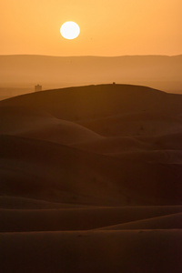 在沙丘，摩洛哥，撒哈拉沙漠的日落
