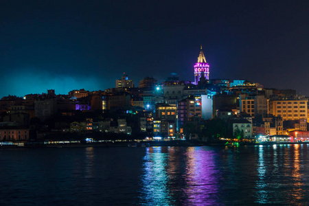 塔塔和从海洋区的夜景。土耳其