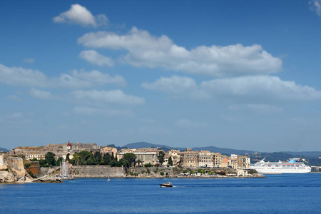 科孚岛镇和巡洋舰市容夏季季节希腊