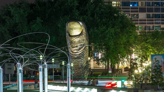 拇指雕塑由凯撒 Baldaccini 夜 timelapse 和塔块在商业区防守。从格兰特本原查看