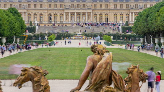 从阿波罗喷泉的美丽的花园间隔拍摄著名宫殿凡尔赛宫。凡尔赛宫是一座皇家城堡。它被添加到联合国教科文组织世界遗产名单。巴黎，法国