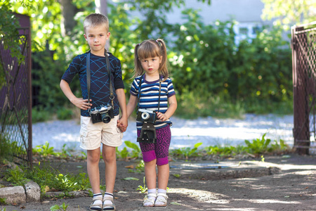 小男孩和一个小女孩机智两个老式相机站