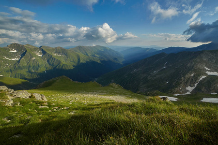 夏季高石山脉全景图