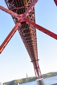 4月25日, 著名的桥在里斯本的河塔塔, 灵感来自旧金山的金门。在背景下, 基督的雕像