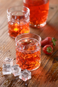 草莓酒在桌上