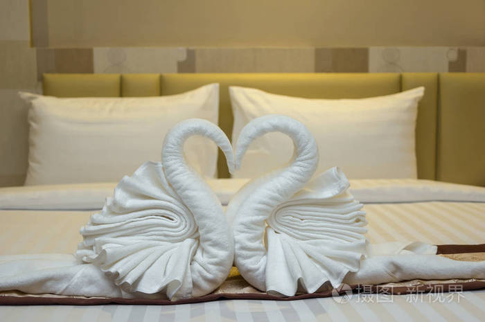 在床上的毛巾天鹅