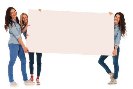 3 快乐休闲妇女呈现一个大的空白板