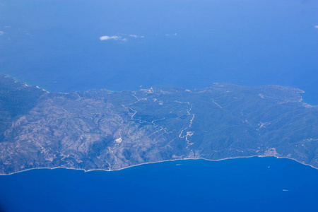 在1万英尺高空的地中海海岸鸟瞰下午