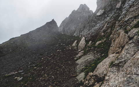 可怕的山远足路径在瑞士阿尔卑斯在雷暴期间, 雾, latgassli, brienzer rothorn 瑞士