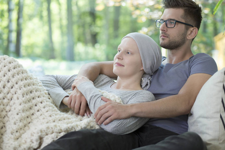 在家里放松的男友支持患乳腺癌的患病女孩
