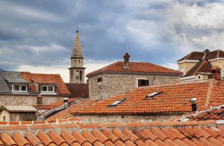 红屋顶在布德瓦古老小镇，阴天黑山