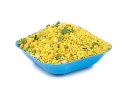 印度早餐盘 Poha 也知道泼河或 Aalu Poha 由被殴打的米或平的米组成。用芥末凉洋葱咖喱叶和姜黄在油中轻轻煎成的