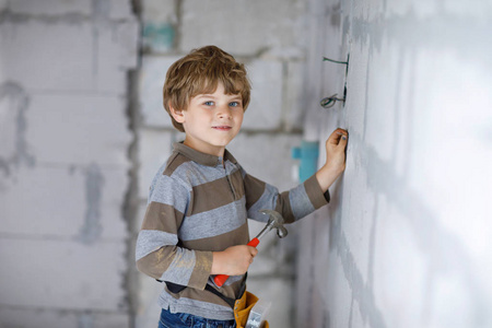 小小孩男孩玩具工具上建设网站帮助