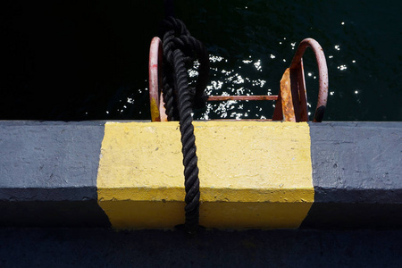 金属台阶到水在海港用黑绳索