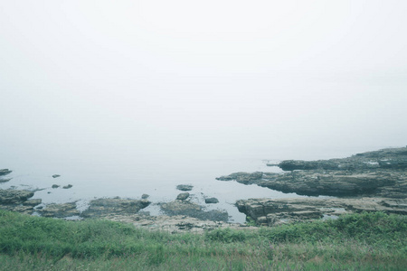 在康沃尔海岸的清晨薄雾, 从在 Marazion, 康沃尔, 英格兰的圣米歇尔山上的堡垒看到
