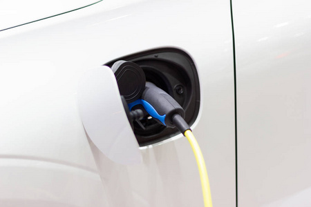 充电电池为汽车新的汽车创新电源插入电充电