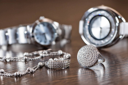 立方氧化锆与优雅女性手表银饰品