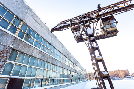 大型工业建筑废弃厂区与生锈的电梯