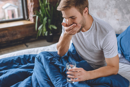 青少年服用避孕药与在家床上捧杯水的选择重点