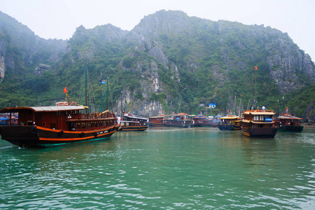 大雾天，越南下龙湾旅游船