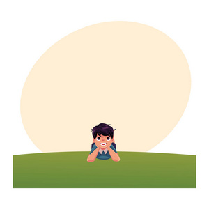 十几岁的男孩躺在草地上，暑假的黑头发