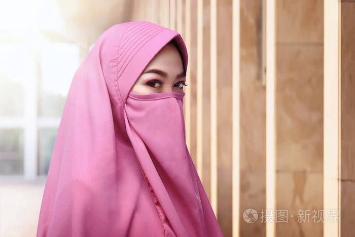穆斯林妇女戴脸的面纱