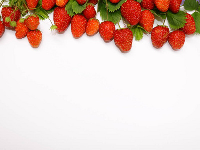 草莓成熟红色成熟在白色背景从上面隔绝。浆果成熟可口可口。维生素。夏天