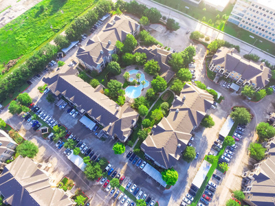 典型的多层公寓建筑建筑群的垂直视图, 周围是绿色花园和空旷的绿草草坪在休斯顿, 得克萨斯州, 我们。居住休闲概念
