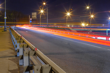 城市道路与汽车灯落后在左近