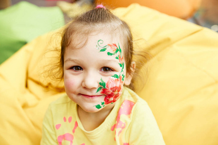 儿童化妆模式在脸上的微笑孩子图片